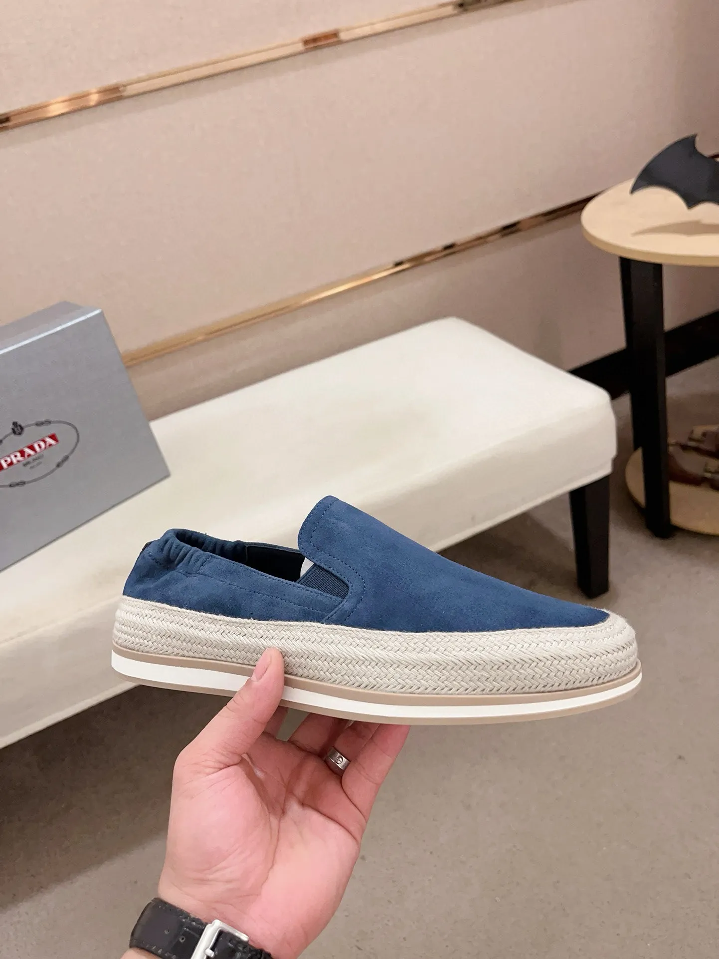 Men's shoes 💰 540💰 ✔️✔️✔️Higher version High-quality new PRADA (Prada) counters are launched at the same time. The new men's shoes and 😘 fabrics are made of high-tech glue-making technology. Lining: Full cowhide lining. 👍🏿 High-end ☄️ air-cushion molded anti-slip rubber outsole, exquisite lines, simple and elegant, comfortable and high-end for leisure travel. Code number: 38 to 45